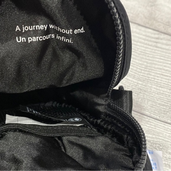 Nwt Lululemon Team 🇨🇦 22 Future Legacy Crossbody Bag RED & BLACK - Picture 3 of 9